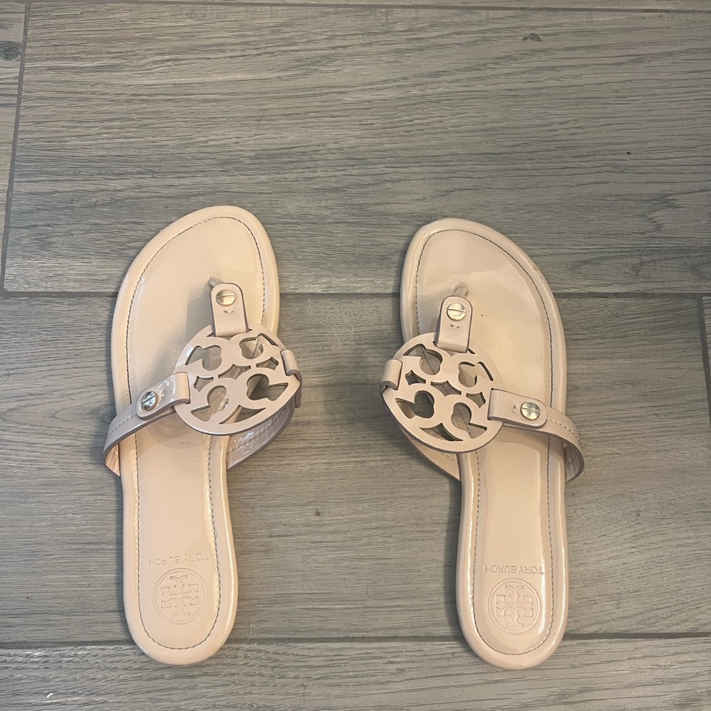 Tan/cream BRAND NEW Tory Burch sandals. Size 9